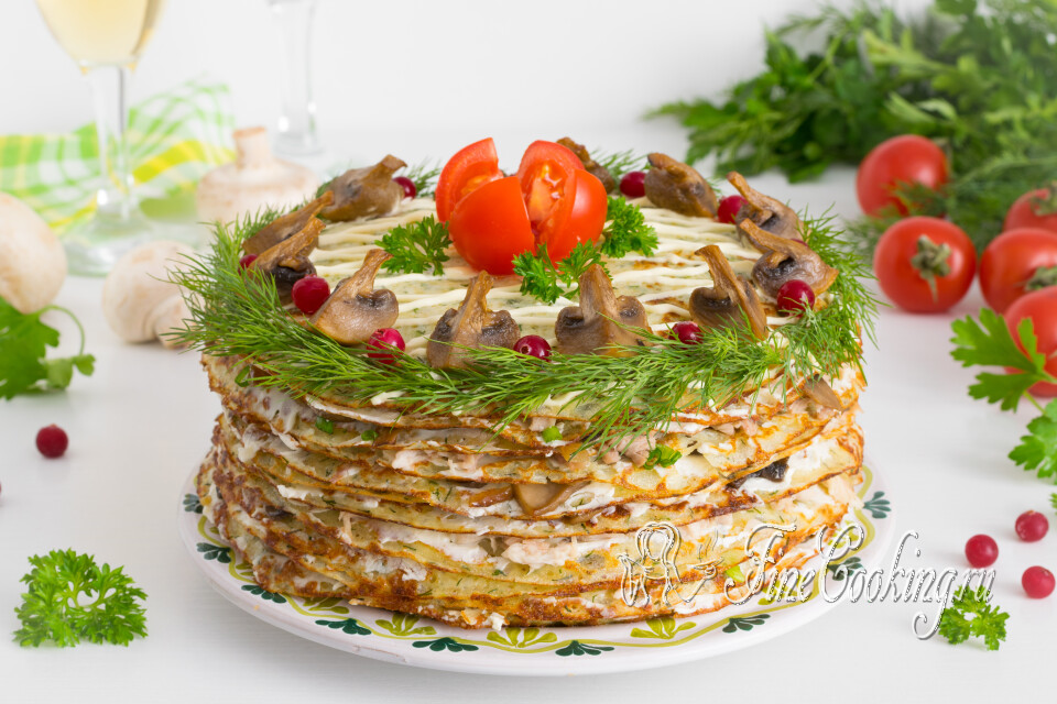 Блинный торт с курицей и грибами — готовое блюдо