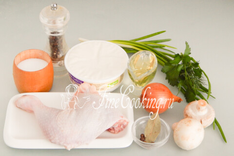 Продукты для начинки: куриные окорочка, сливочный сыр, шампиньоны и лук