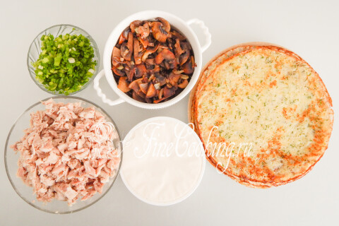 Стопка сырных блинчиков рядом с курицей, грибами и сливочным сыром