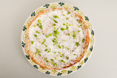 Зелёный лук, рассыпанный по блинчику со сливочным сыром