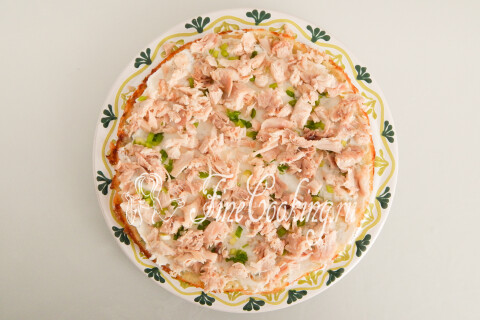 Отварная курица, разложенная на сырных блинчиках