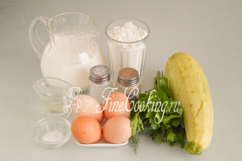 Продукты для блинов: кабачок, кефир, пшеничная мука, куриные яйца и зелень