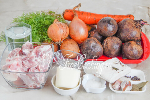 Продукты для борща: свинина на кости, свёкла, картофель, морковь, лук, сало, чеснок, укроп и специи