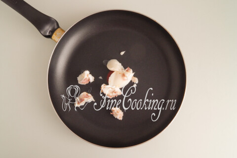 Жир из банки с тушёнкой, растапливаемый в сковороде