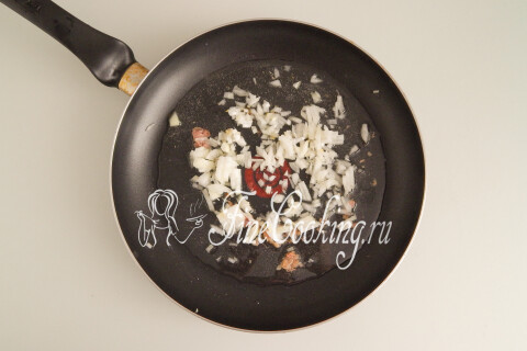 Мягкий румяный лук в сковороде после недолгого обжаривания