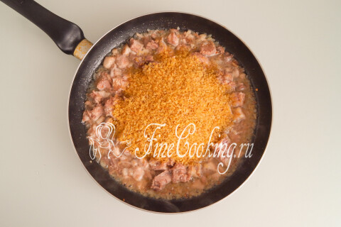 Непромытый булгур, всыпанный в сковороду к мясу с луком