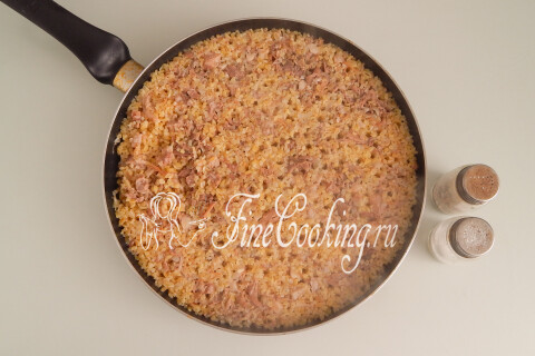 Булгур с тушёнкой в сковороде, посоленный и поперченный по вкусу