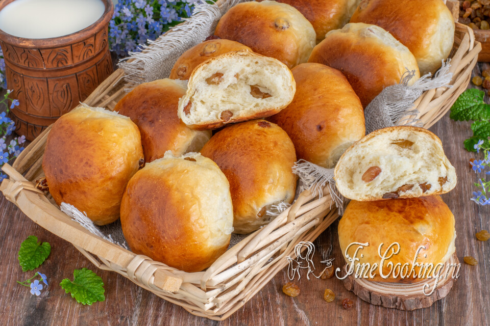 Булочки с изюмом — готовое блюдо