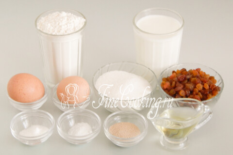 Продукты для булочек с изюмом: мука, кефир, яйца, изюм, сахар и дрожжи