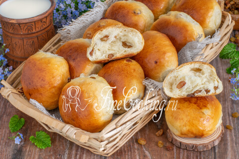 Готовые булочки с изюмом с румяной корочкой на столе