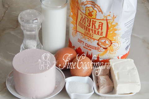 Продукты для булочек с колбасой: мука, сливочное масло, яйца, молоко, дрожжи и варёная колбаса