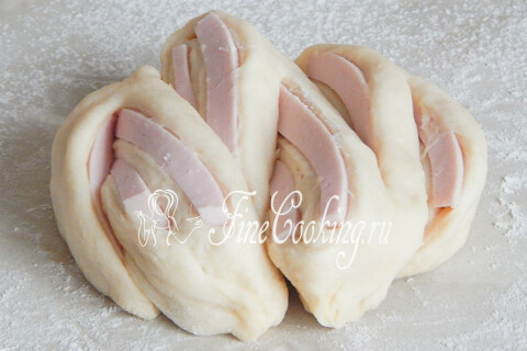 Края булочки, плотно скреплённые для округлой формы