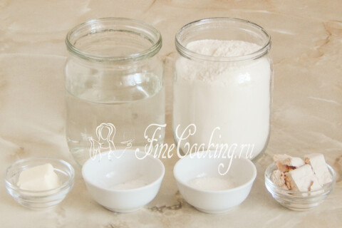 Продукты для булочек Столичных: пшеничная мука, вода, сливочное масло, дрожжи, соль и сахар.