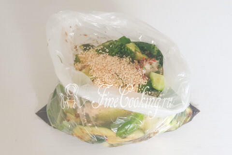 Обжаренный кунжут, добавленный к огурцам и остальным продуктам в пакете.