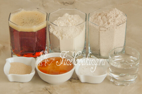 Продукты для цельнозернового хлеба на пиве: мука, тёмное пиво, мёд, соль и дрожжи