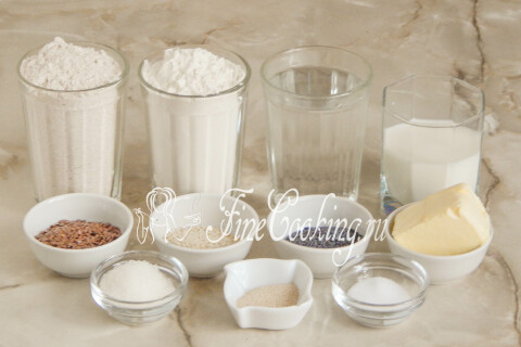 Продукты для цельнозерновых булочек: мука, молоко, сливочное масло, дрожжи, лен, мак и кунжут