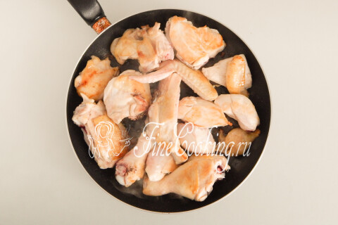 Кусочки курицы обжариваются на сухой сковороде до румяной корочки.