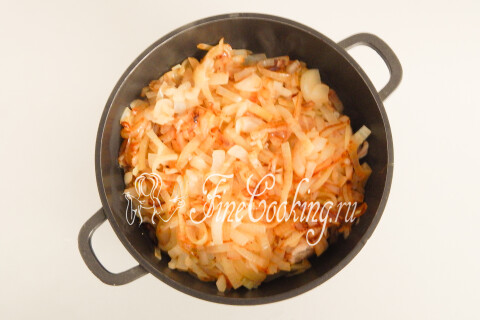 Жареный лук перекладывается в кастрюлю к обжаренной курице.