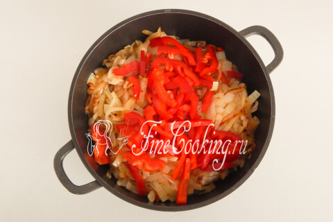 Сладкий перец добавляется в кастрюлю к курице с луком.