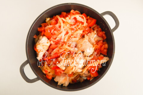 Курица с овощами солится и тушится под крышкой в кастрюле.