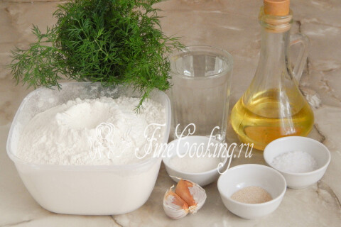 Продукты для чесночных пампушек: мука, вода, чеснок, укроп и дрожжи