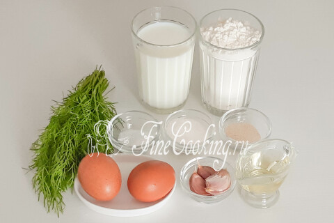 Продукты для чесночного хлеба в хлебопечке: мука, молоко, яйца, укроп, чеснок, дрожжи и масло.