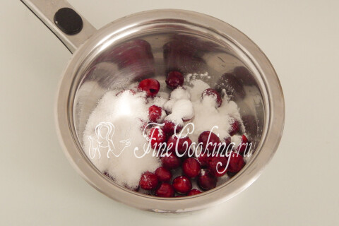 Вишня без косточек с сахаром и кукурузным крахмалом в кастрюльке.