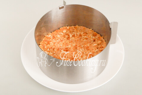 Крошка из печенья, разровненная пальцами по дну формы.