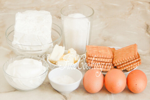 Продукты для творожного чизкейка: творог, песочное печенье, сливочное масло, яйца и сметана
