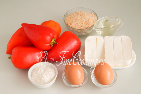 Продукты для чушки бюрек: сладкий перец, брынза, яйца, пшеничная мука, панировочные сухари и масло.
