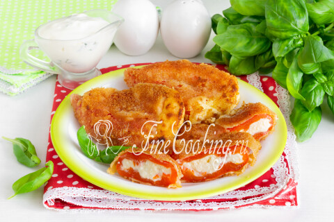 Чушка бюрек в разрезе с брынзовой начинкой и хрустящей корочкой.