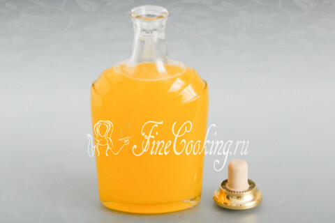 Готовый цитрусовый ликёр, перелитый в бутылку из-под коньяка