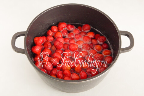 Ягоды, плавающие в образовавшемся за ночь сахарном сиропе