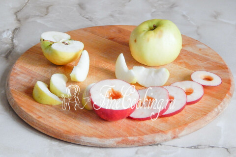 Яблочные дольки, нарезанные и очищенные от семенных коробочек