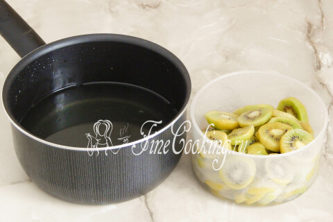 Кружочки киви в сиропе, снова закипающие на плите