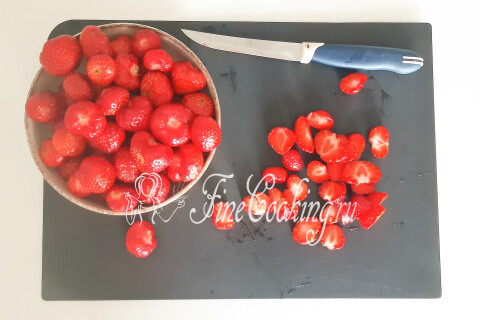 Клубника, нарезанная произвольными кусочками
