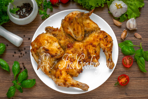 Цыплёнок тапака, поданный на блюде с румяной корочкой