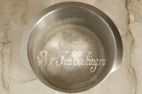 Просеянные пшеничная и ржаная мука, всыпанные в закваску
