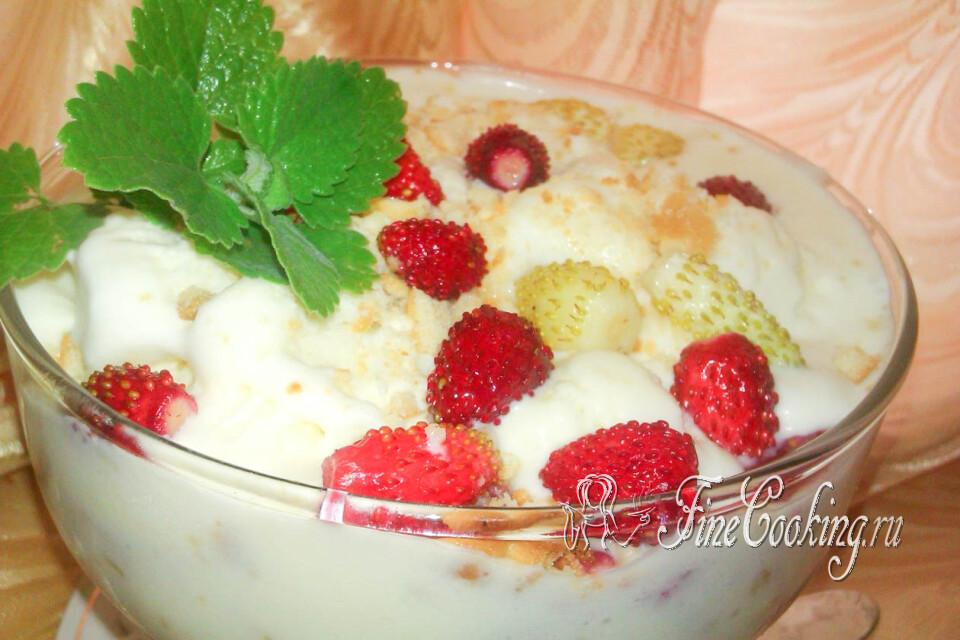 Десерт из мороженого и земляники — готовое блюдо