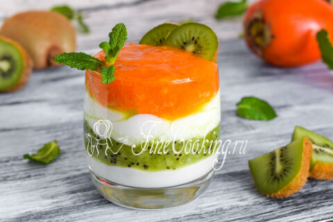 Слоёный десерт из творога, хурмы и киви с веточкой мяты