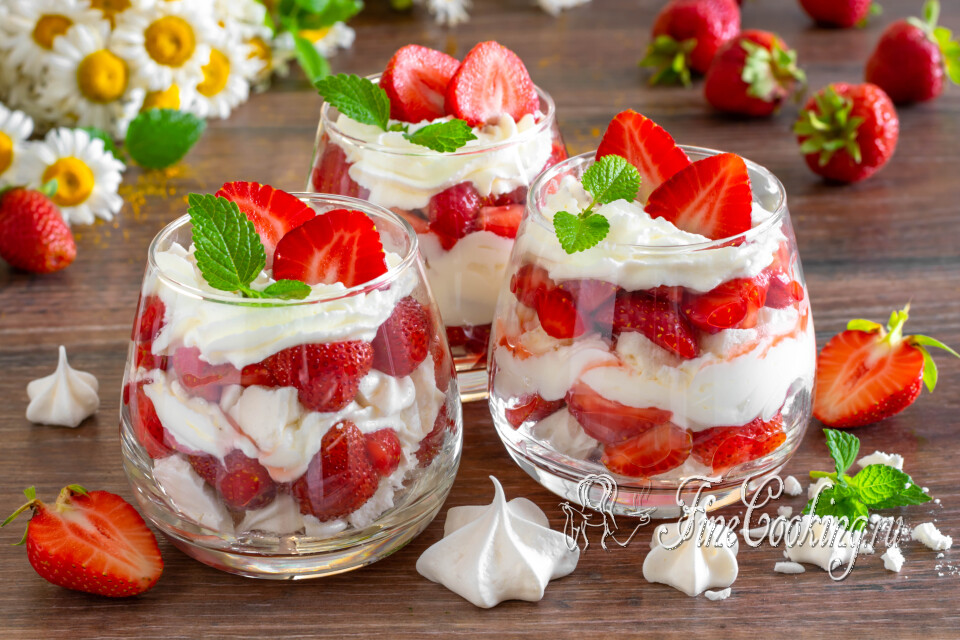 Десерт с клубникой, сливками и безе Итон месс (Eton mess) — готовое блюдо