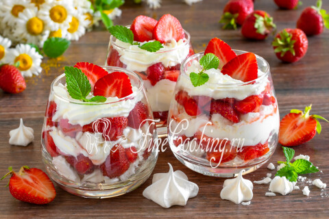 Десерт Итон месс в стакане, украшенный клубникой и веточкой мяты
