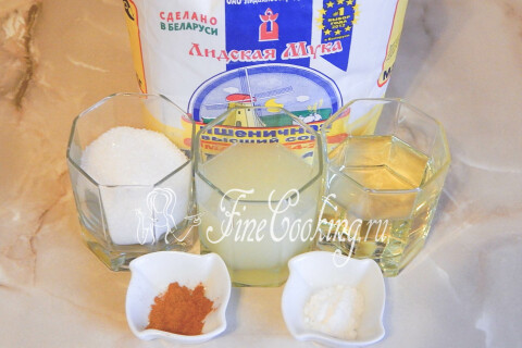 Продукты для детского печенья: сыворотка, мука, сахар, корица, сода и масло