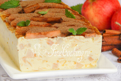 Кусочек творожной запеканки на тарелке рядом с баночкой курда