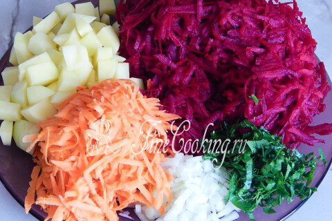 Нарезанные кубиком картофель и лук, натёртые свекла и морковь