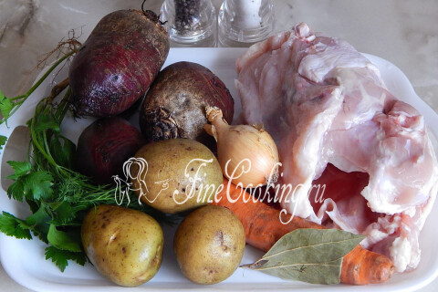 Продукты для детского борща: курица, свекла, картофель, морковь, лук и зелень