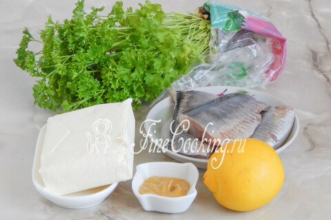 Продукты для селёдочного масла: сливочное масло, филе солёной сельди, лимон, горчица и зелень.