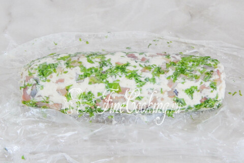 Свёрток с домашним селёдочным маслом в морозильной камере.