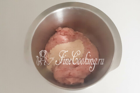 Посолочная смесь, добавленная к перекрученному куриному фаршу.