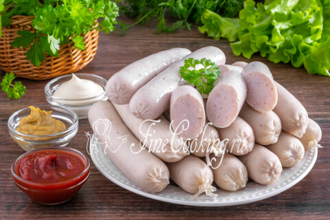 Готовые домашние куриные сосиски, выложенные на разделочной доске.
